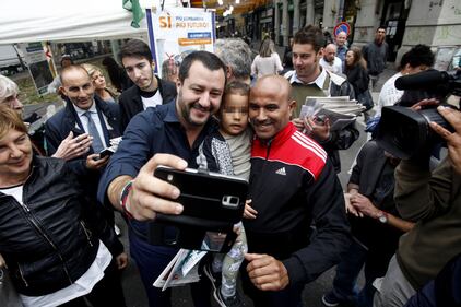 Milano, antagonisti attaccano Salvini 4