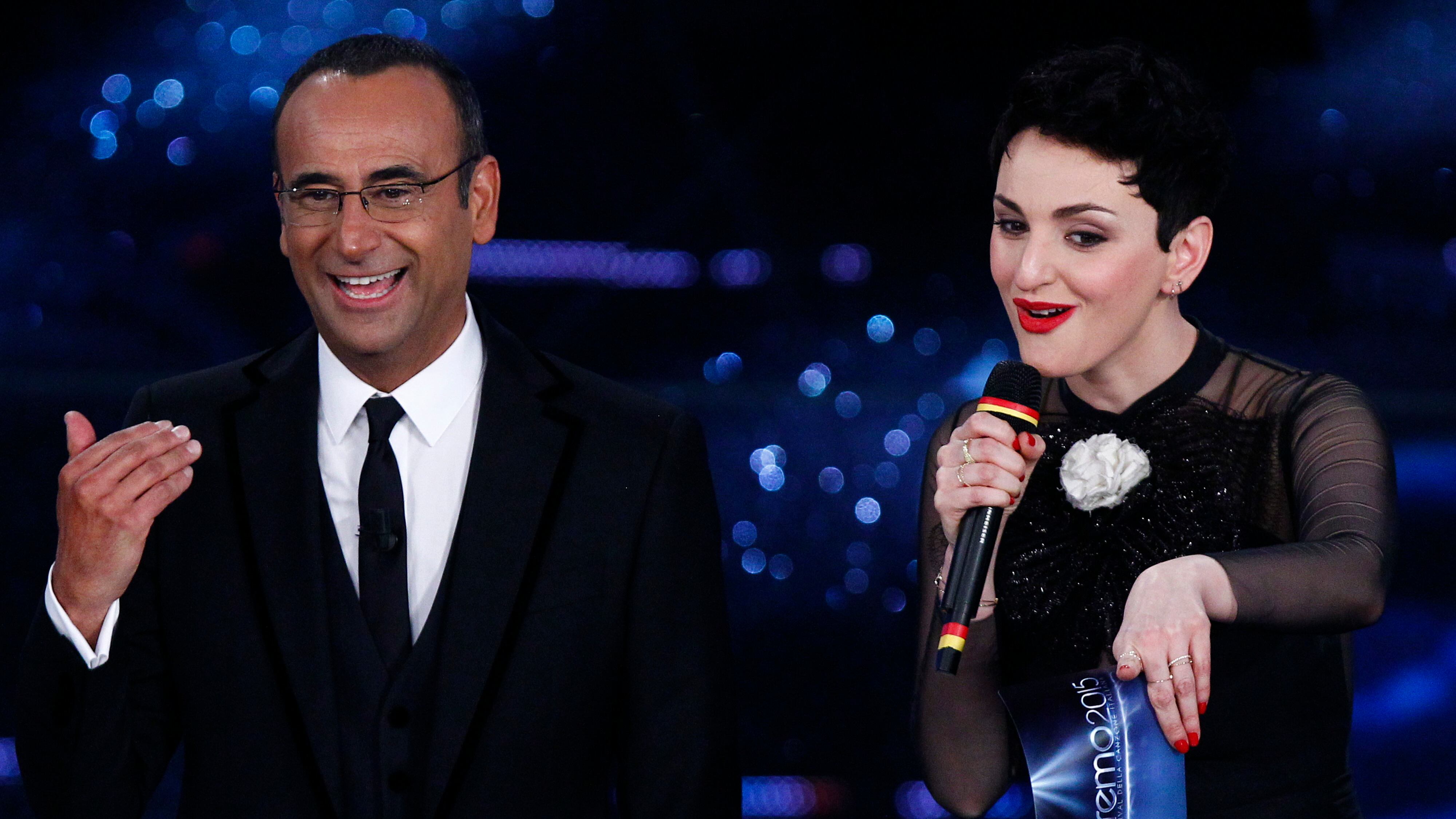 Sanremo, Arisa arriva all'Ariston zoppicando dopo la caduta dalle scale