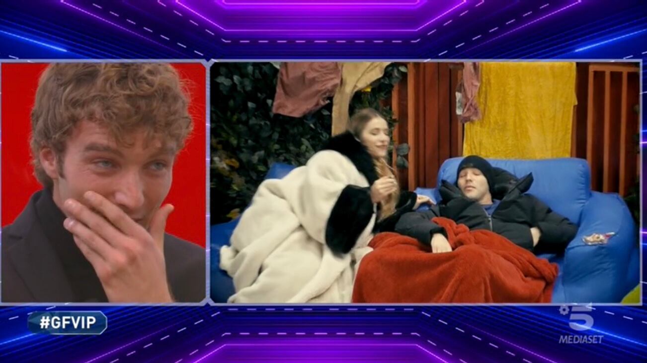 Gf Vip, il bacio imbarazza Clizia Incorvaia e Ciavarro che ammette: "Sono felice"