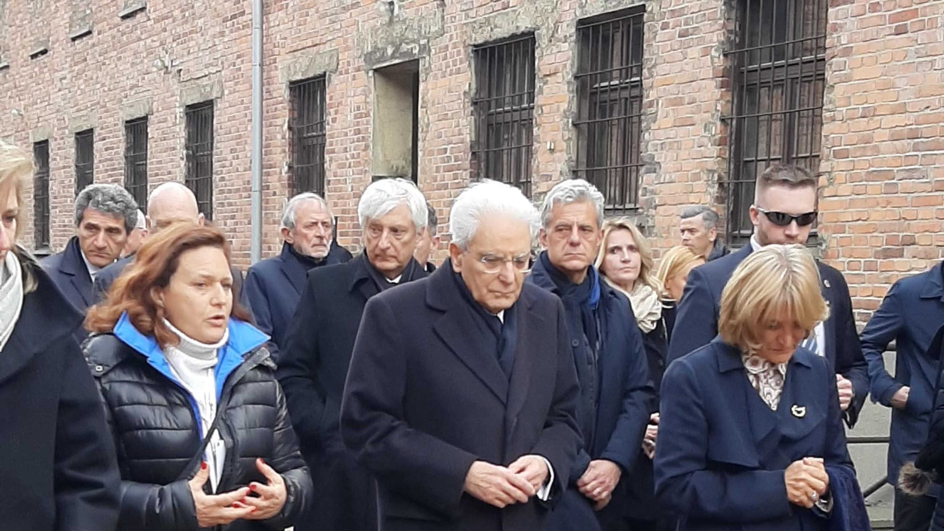 Mattarella ad Auschwitz: "Regimi fascisti complici dell'orrore"