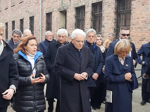 Mattarella ad Auschwitz: "Regimi fascisti complici dell'orrore"