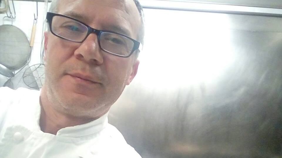 Insultato e boicottato perché assume un pizzaiolo di colore: "Razzisti fuori dal mio locale"