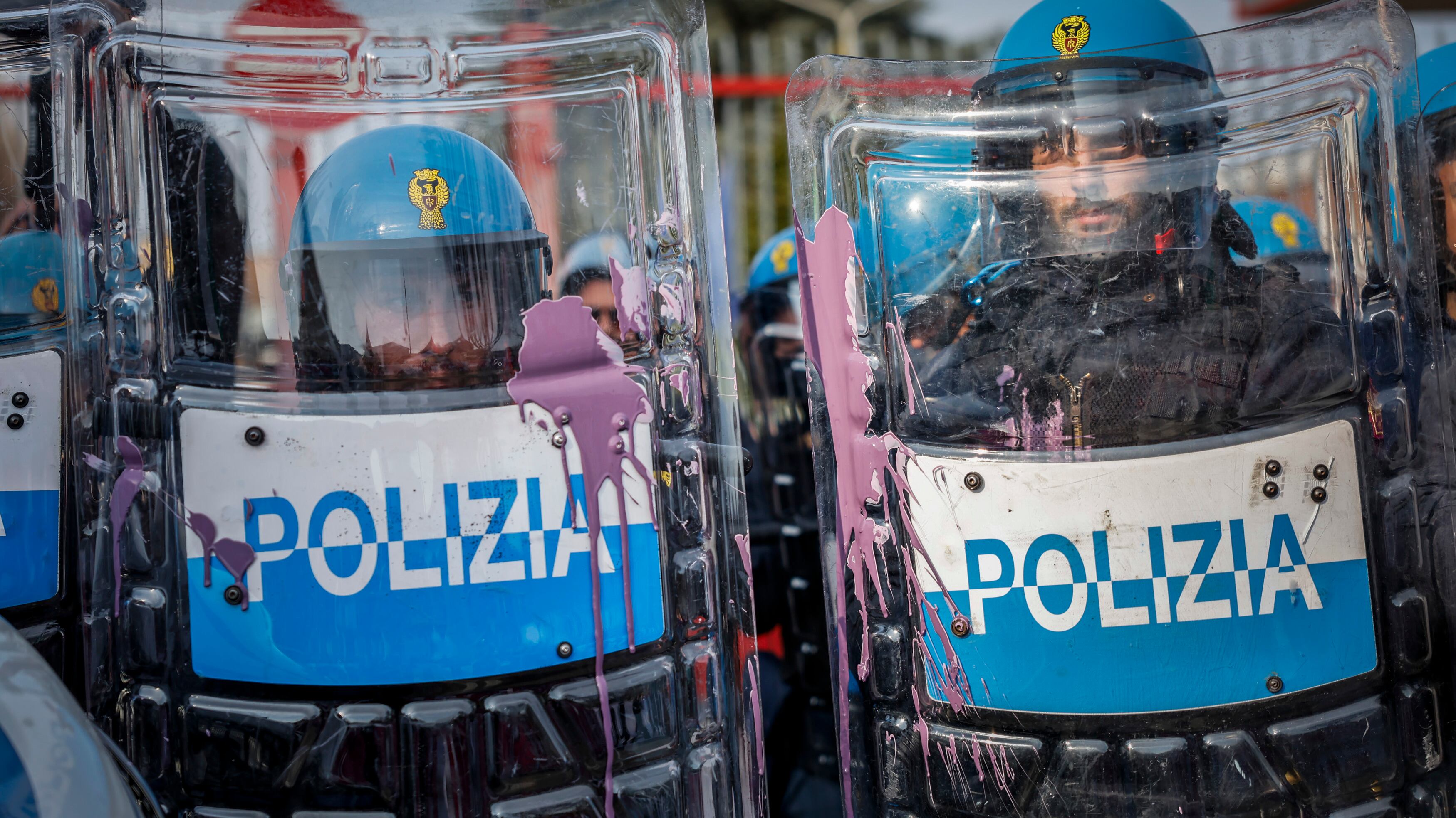 "Hanno perso un'occasione e giocato alla guerriglia". La rabbia della polizia per gli insulti delle femministe