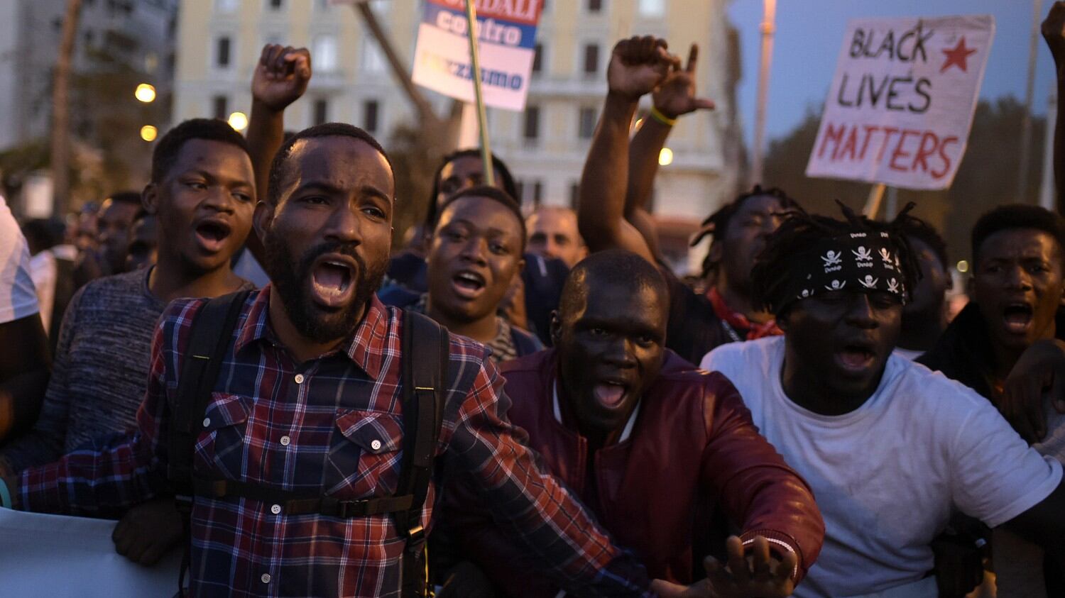 Migranti e antagonisti in corteo, soliti cori choc: "Lega Salvini, legalo bene"