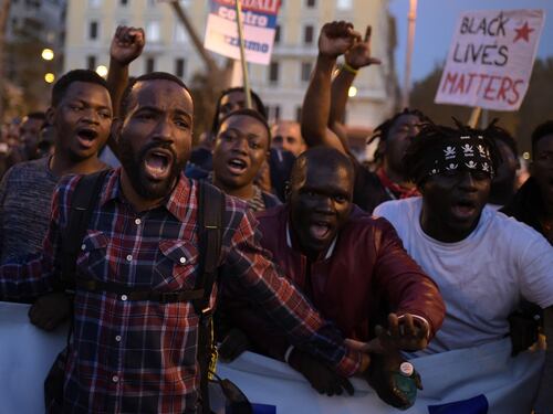 Migranti e antagonisti in corteo, soliti cori choc: "Lega Salvini, legalo bene"
