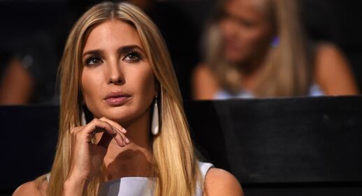 Ivanka Trump elegante in rosso: i bimbi giocano con la gonna 7