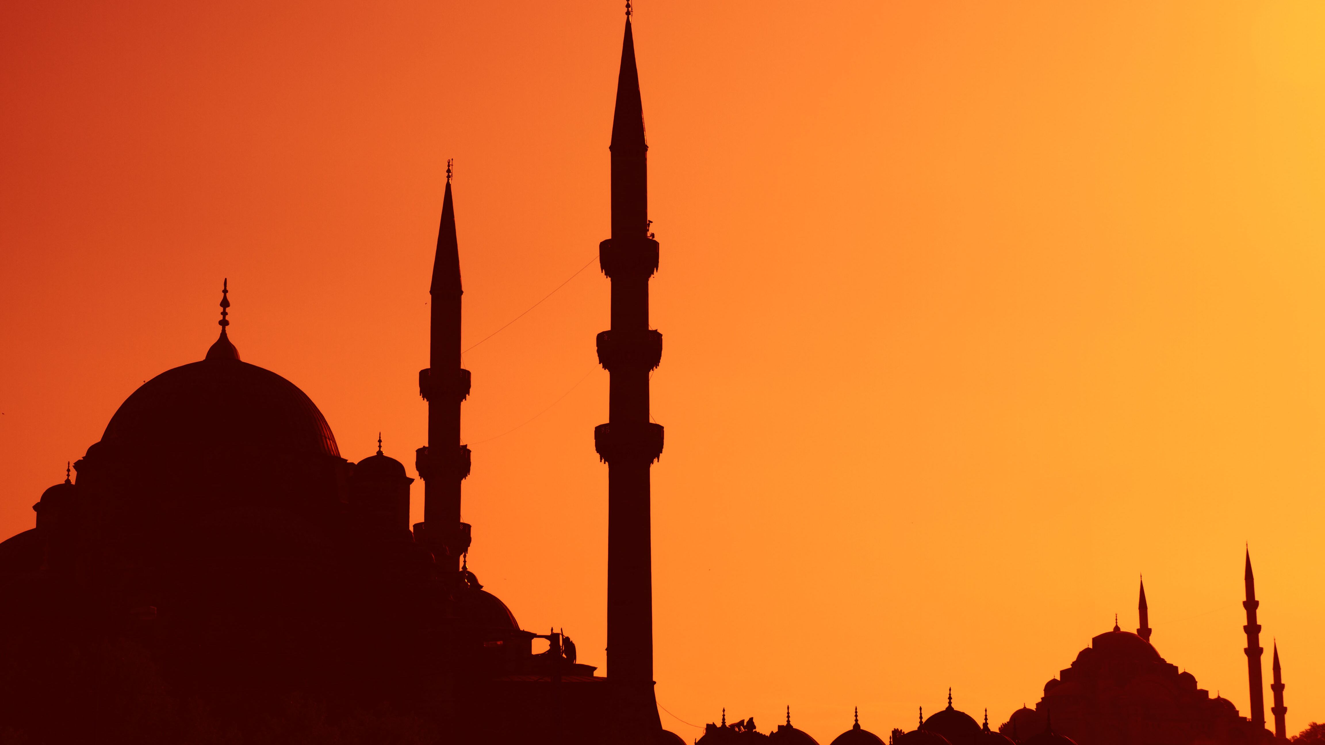 Nei meandri oscuri di Istanbul, in fuga da Oriente e Occidente
