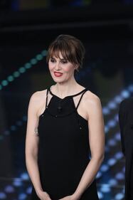 Sanremo 2017, gli outfit sexy della prima serata 22