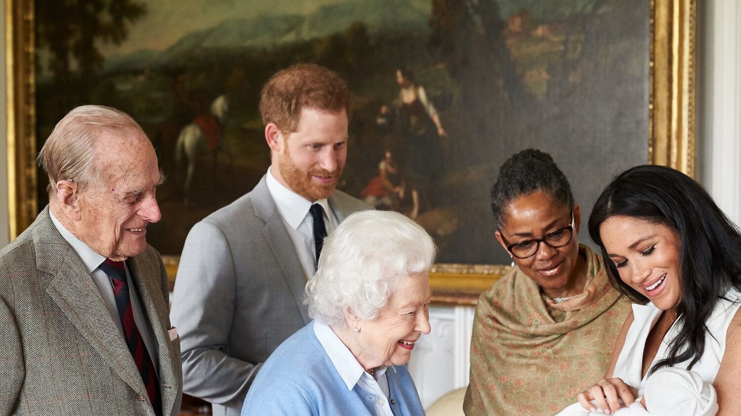 L'immagine del primo incontro tra la Regina Elisabetta II e Baby Sussex