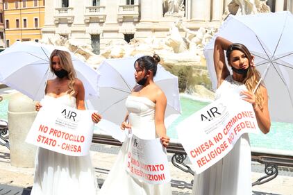 Fontana di Trevi e Piazza di Monte Citorio accolgono la protesta delle spose e degli operatori del settore Wedding 2