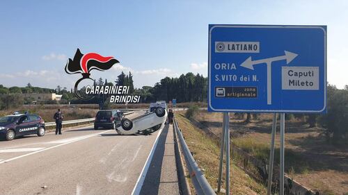 Si sottrae all'alt dei carabinieri, ma si ribalta con l'auto e viene arrestato 2
