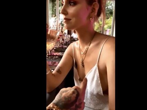 Fedez provoca ancora la Ferragni: in diretta cerca di toccarle il seno