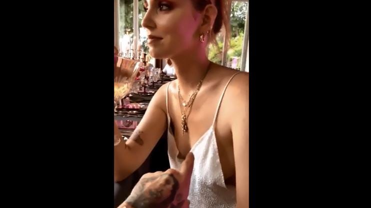 Fedez provoca ancora la Ferragni: in diretta cerca di toccarle il seno