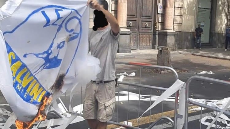Il gesto choc dei manifestanti: bruciata la bandiera della Lega