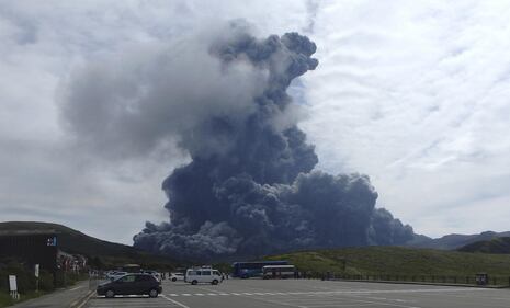 Giappone, erutta il vulcano Aso 2