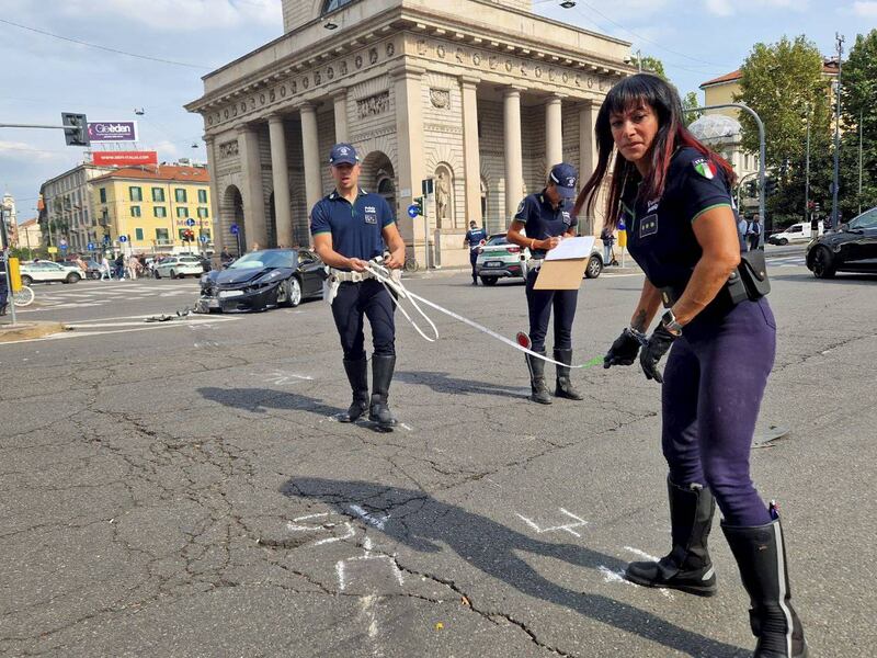 Violento scontro tra una Ferrari e un'auto della polizia locale in Porta Venezia a Milano 4