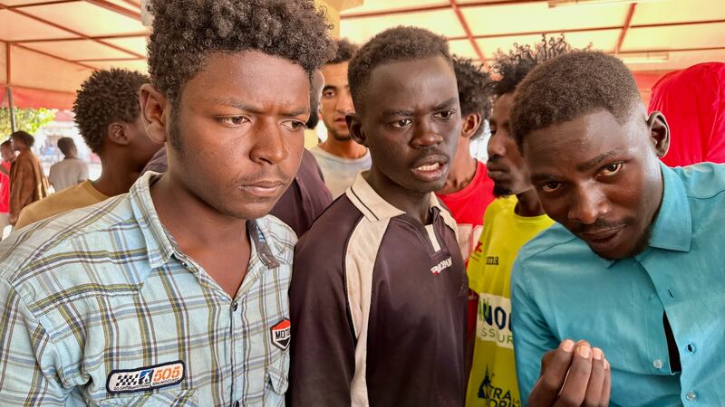 Migranti ad El Amra pronti a partire per Lampedusa.