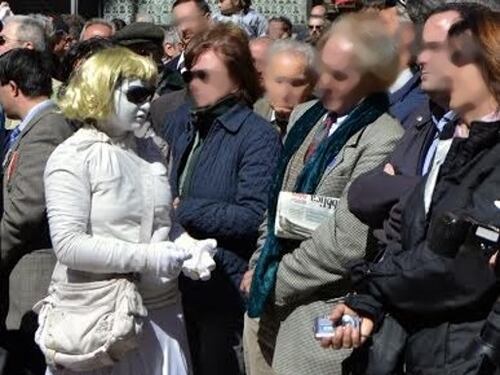 Rom travestite da artiste di strada. Così le zingare rapinano i passanti