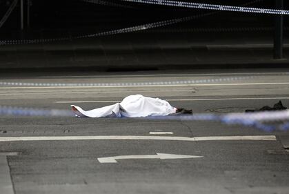 Terrore a Melbourne: fa esplodere l'auto e accoltella i passanti 8