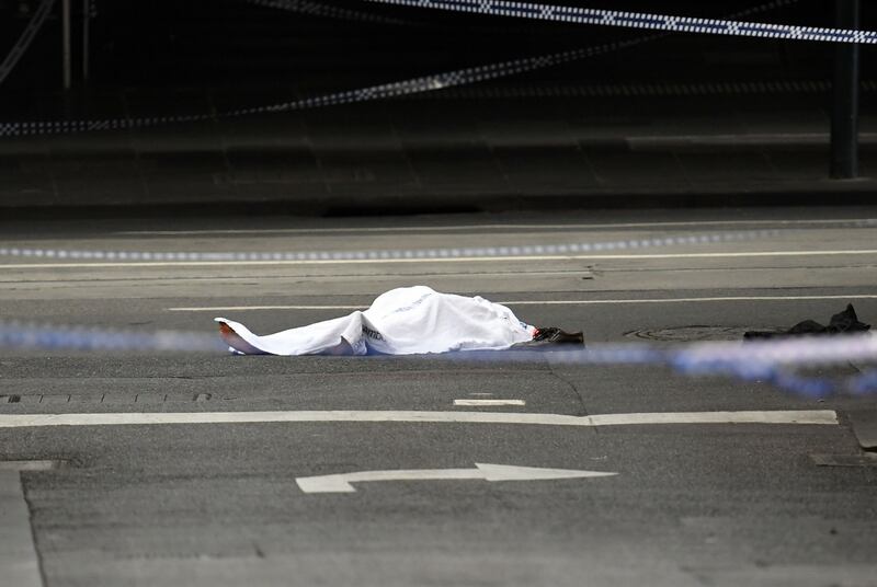 Terrore a Melbourne: fa esplodere l'auto e accoltella i passanti 8