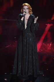 Sanremo 2018, Noemi in abito nero e profonda scollatura 10
