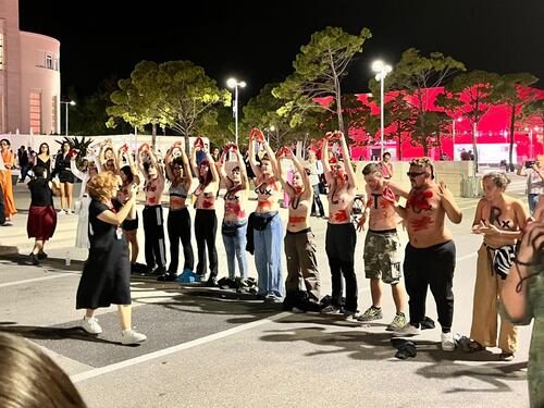 "Stupratore". Femministe a seno nudo contro Woody Allen a Venezia