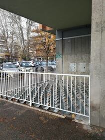 Roma, i dispositivi "anti-clochard" di piazza Augusto Righi 1