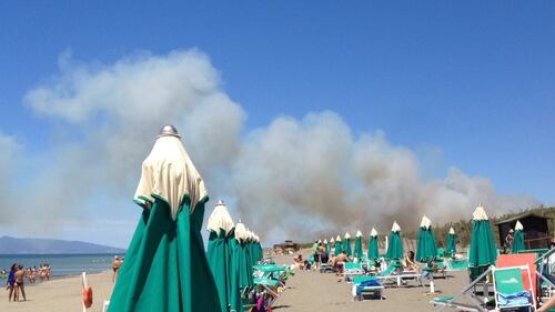 Fiamme fanno evacuare la spiaggia a Capalbio 3