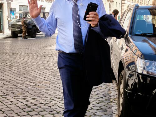 Il sondaggio che ribalta Roma. Batosta per Raggi e Pd