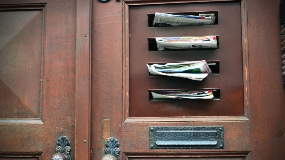 Cosa c'è dietro quegli strani messaggi nelle cassette della posta?