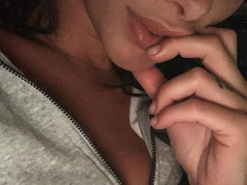 Ludovica Valli è hot, colpa della maglia troppo corta