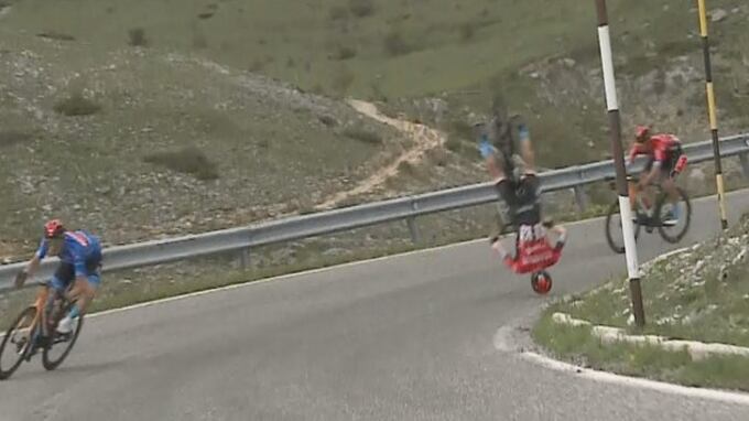 Volo in discesa e bici spezzata in due: incidente choc al Giro d'Italia