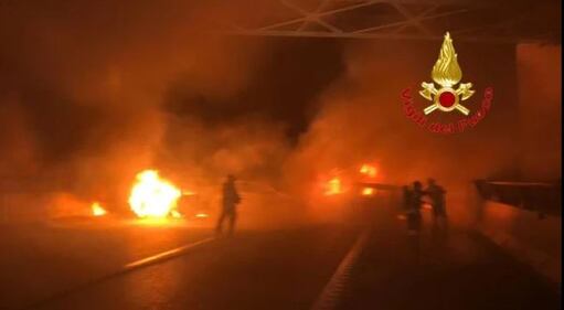 Inferno di fuoco sulla A1. Banda armata tenta di rapinare un portavalori 2