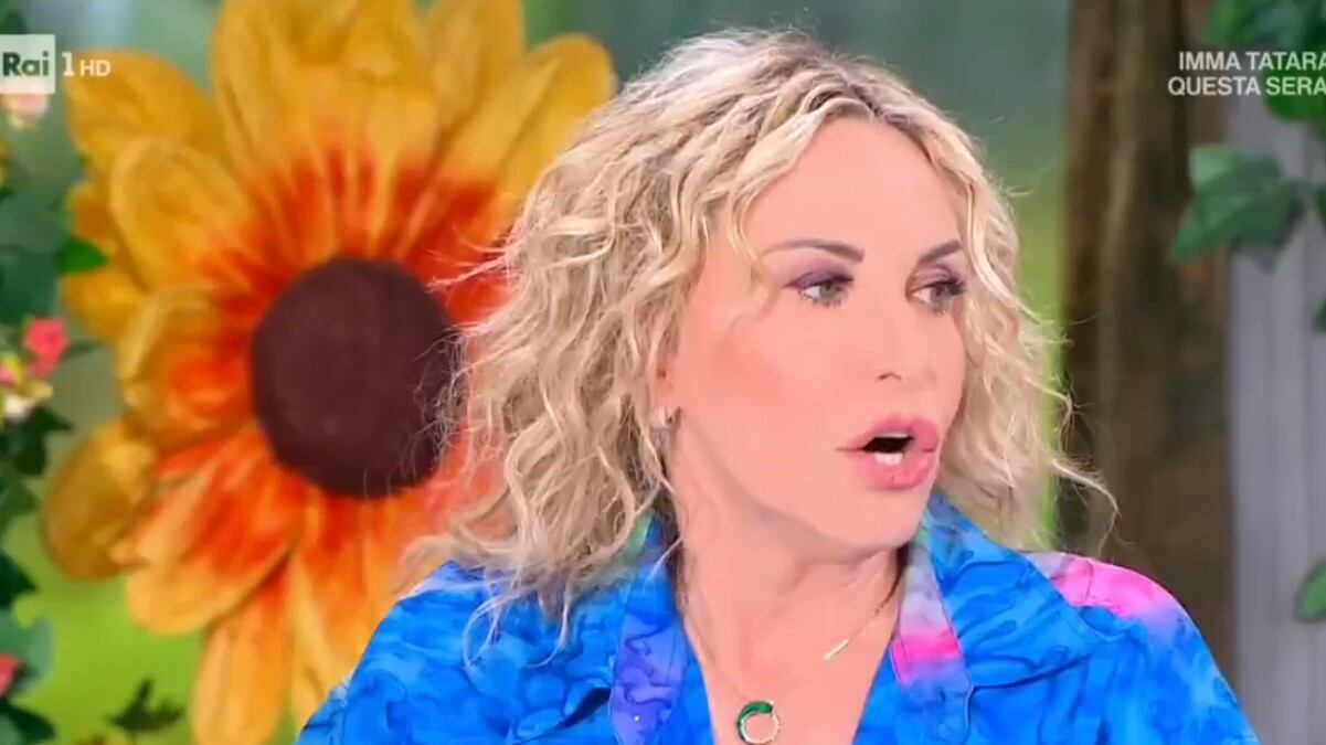 "Scusate, c'è un piccione in studio". Caos in diretta dalla Clerici