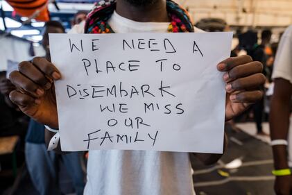 Lo sbarco dei migranti dell'Umanity 6