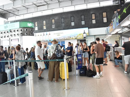 Etna in eruzione, aeroporto di Catania chiuso fino a Ferragosto
