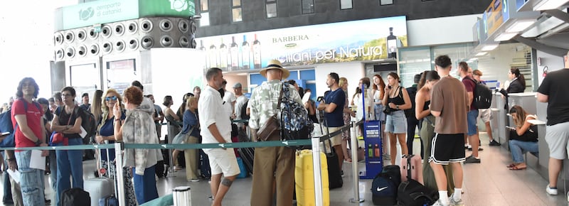 Etna in eruzione, aeroporto di Catania chiuso fino a Ferragosto