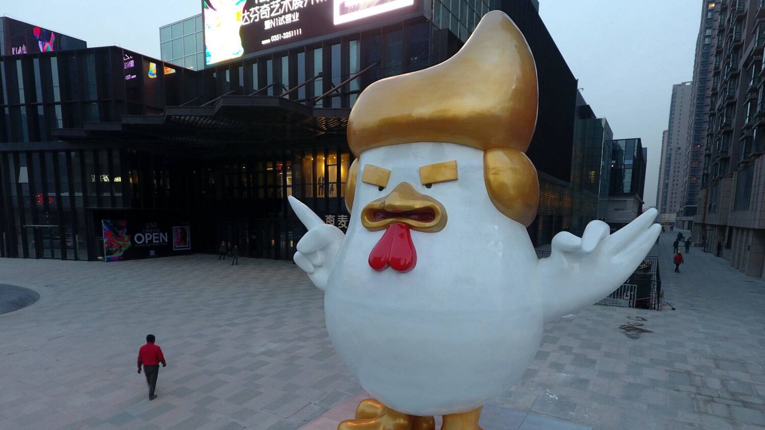 Un gallo che ricorda Trump. La statua cinese fa ridere i social