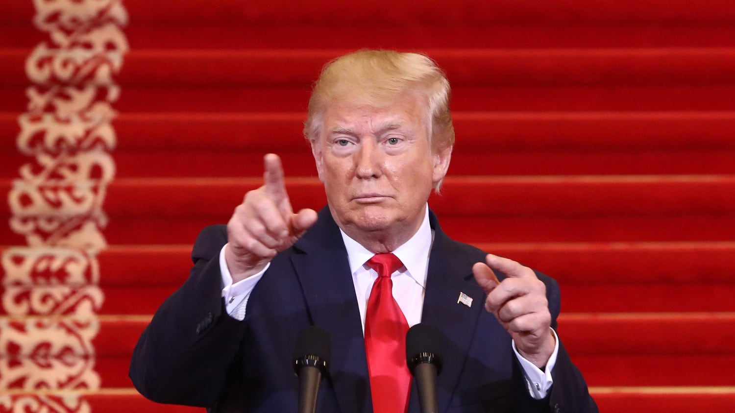Guerra dei dazi, Trump scongiura l'aumento del prezzo delle bibbie prodotte in Cina