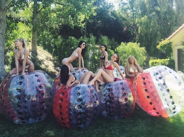 Un party in piscina molto sexy con le sorelle Jenner 3