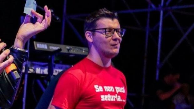 T-shirt choc del vice-sindaco: "Se non puoi sedurla, puoi sedarla"