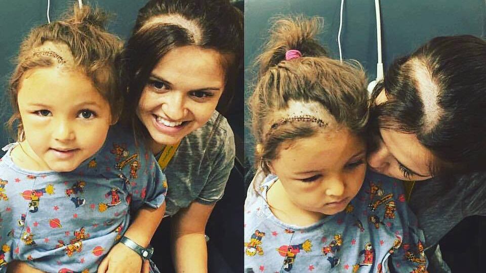 Si rasa i capelli come quelli della figlia malata: "Così non sarai diversa"