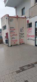 Odio e minacce contro Meloni: vandalizzato il teatro di Ozieri 2