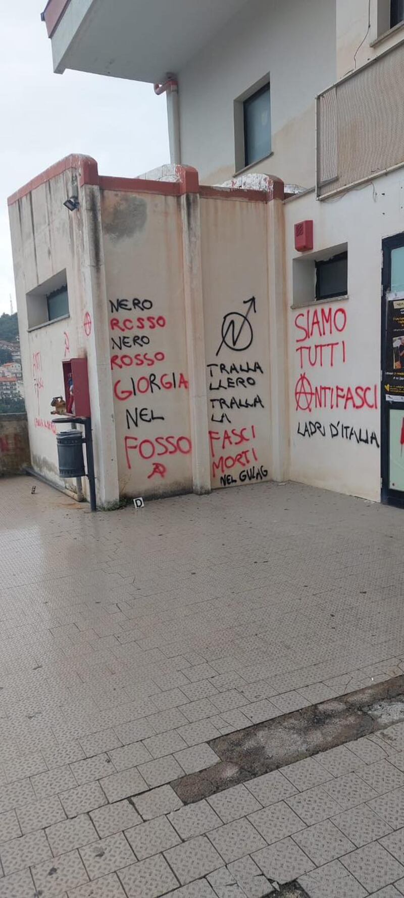 Odio e minacce contro Meloni: vandalizzato il teatro di Ozieri 2