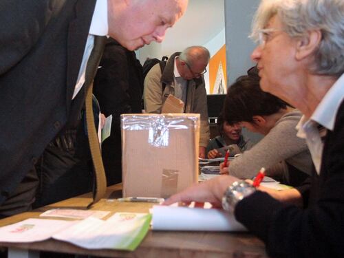 L'assessore non si schioda dai soliti 1.200 voti Torna sulla poltrona, in Comune lo irridono