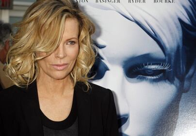 Kim Basinger: dopo lo strip tease più sexy torna sul set 11