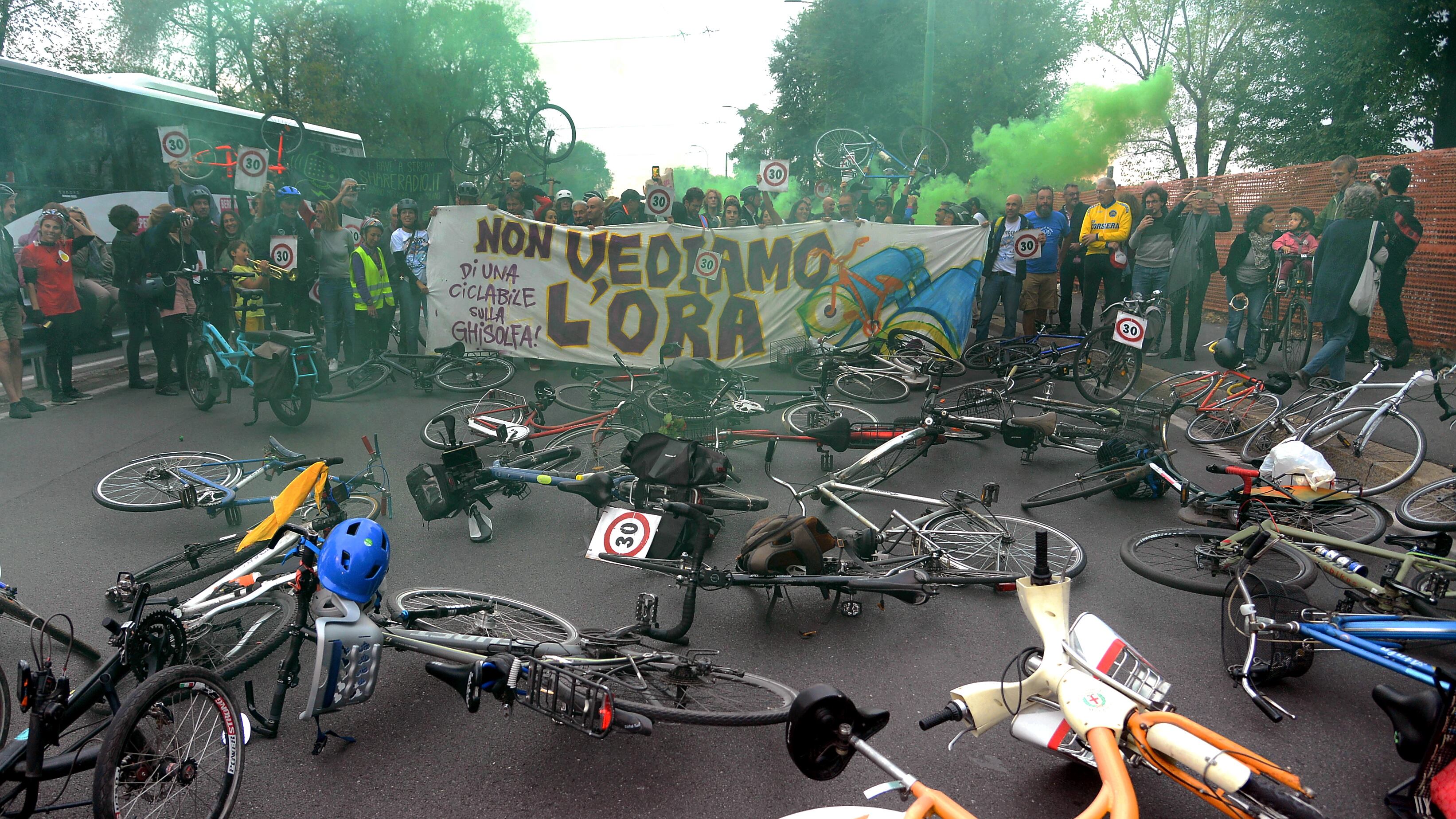 Ecco la ciclabile di via Novara, l'ennesima pista "pazza" che aumenta traffico e smog