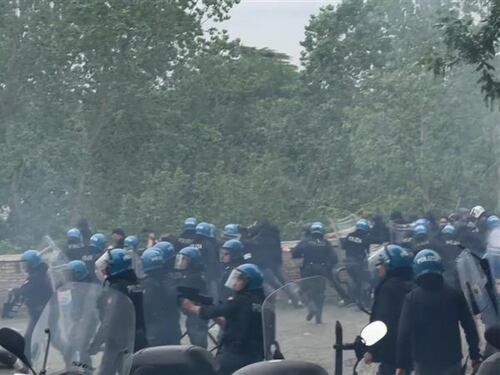 Derby di Roma, scontri tra tifosi: la polizia aziona idranti e fumogeni