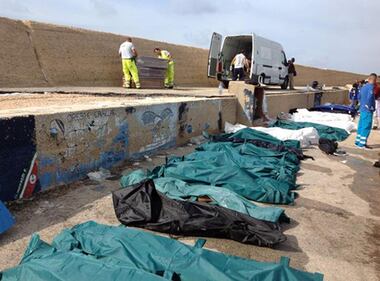 Tragedia a Lampedusa, brucia barcone di immigrati 4