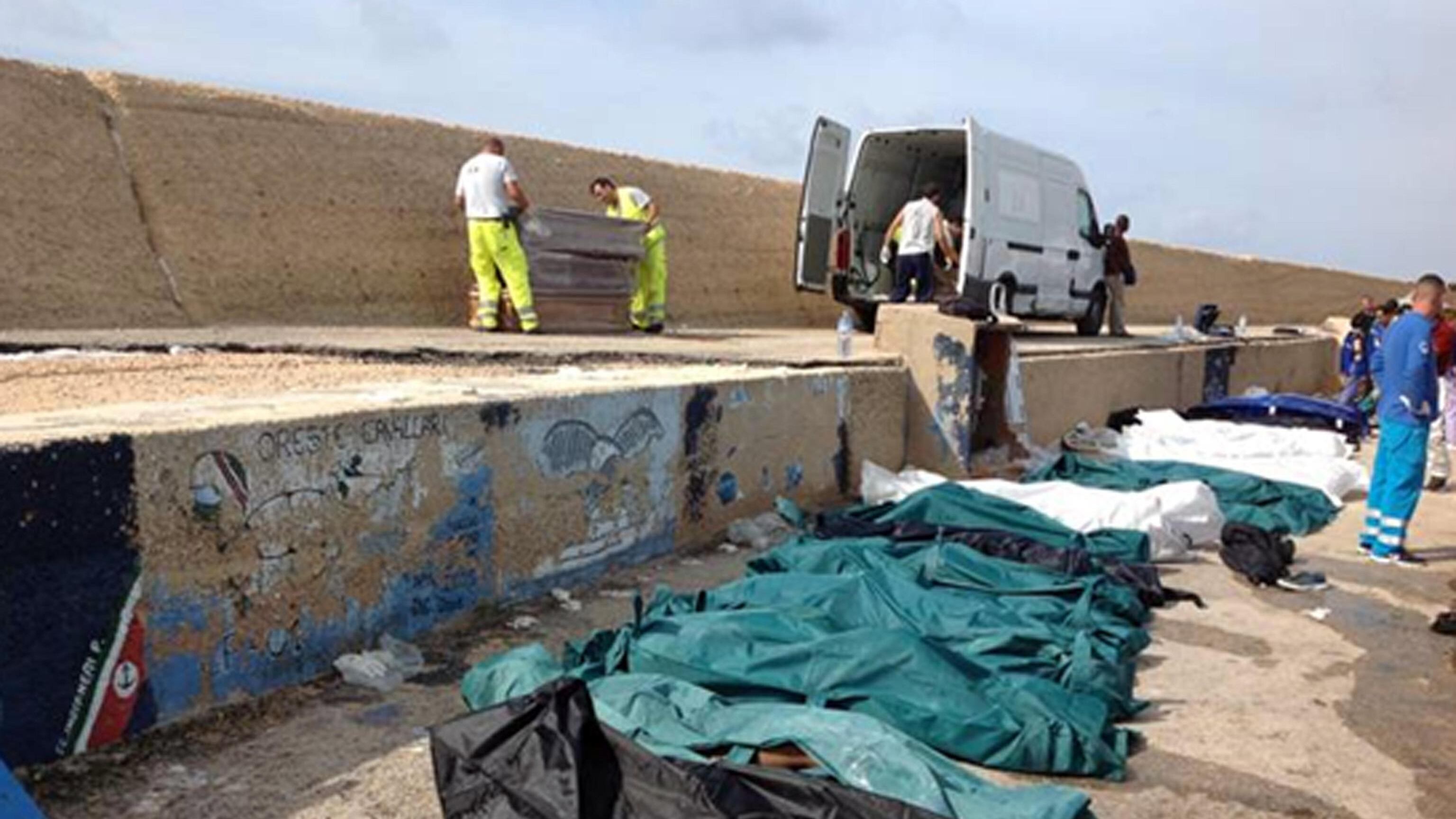 A picco la barca dei migranti. In 300 uccisi dal miraggio Italia